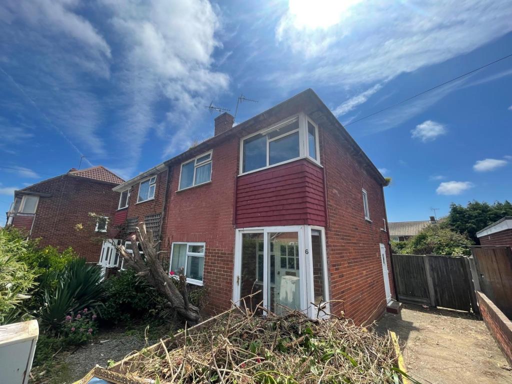 Lot: 42 - SEMI-DETACHED HOUSE FOR IMPROVEMENT - Semi-detached house with driveway
